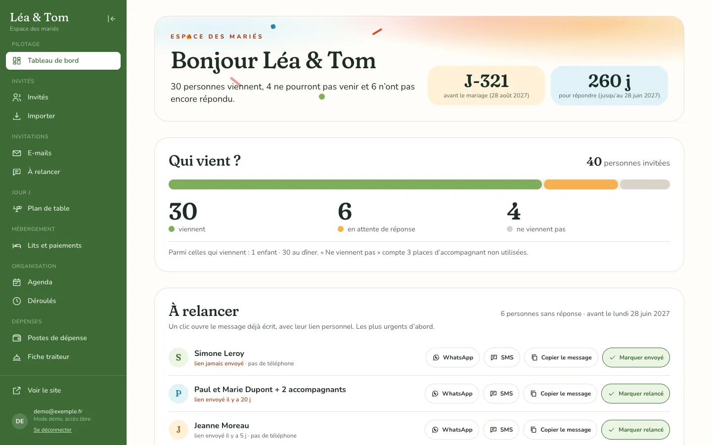 Tableau de bord : « Bonjour Léa & Tom », compte à rebours J-321, barre « Qui vient ? » avec 30 personnes qui viennent, 6 en attente, 4 qui ne viennent pas, et la liste « À relancer » avec boutons WhatsApp et SMS.