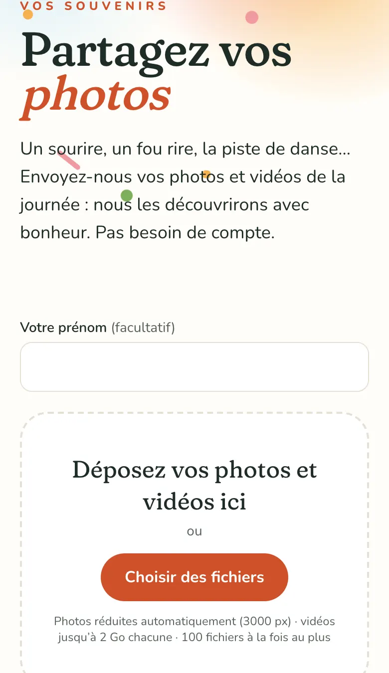 Page « Partagez vos photos » sur téléphone : champ prénom facultatif, zone « Déposez vos photos et vidéos ici » et bouton « Choisir des fichiers ».