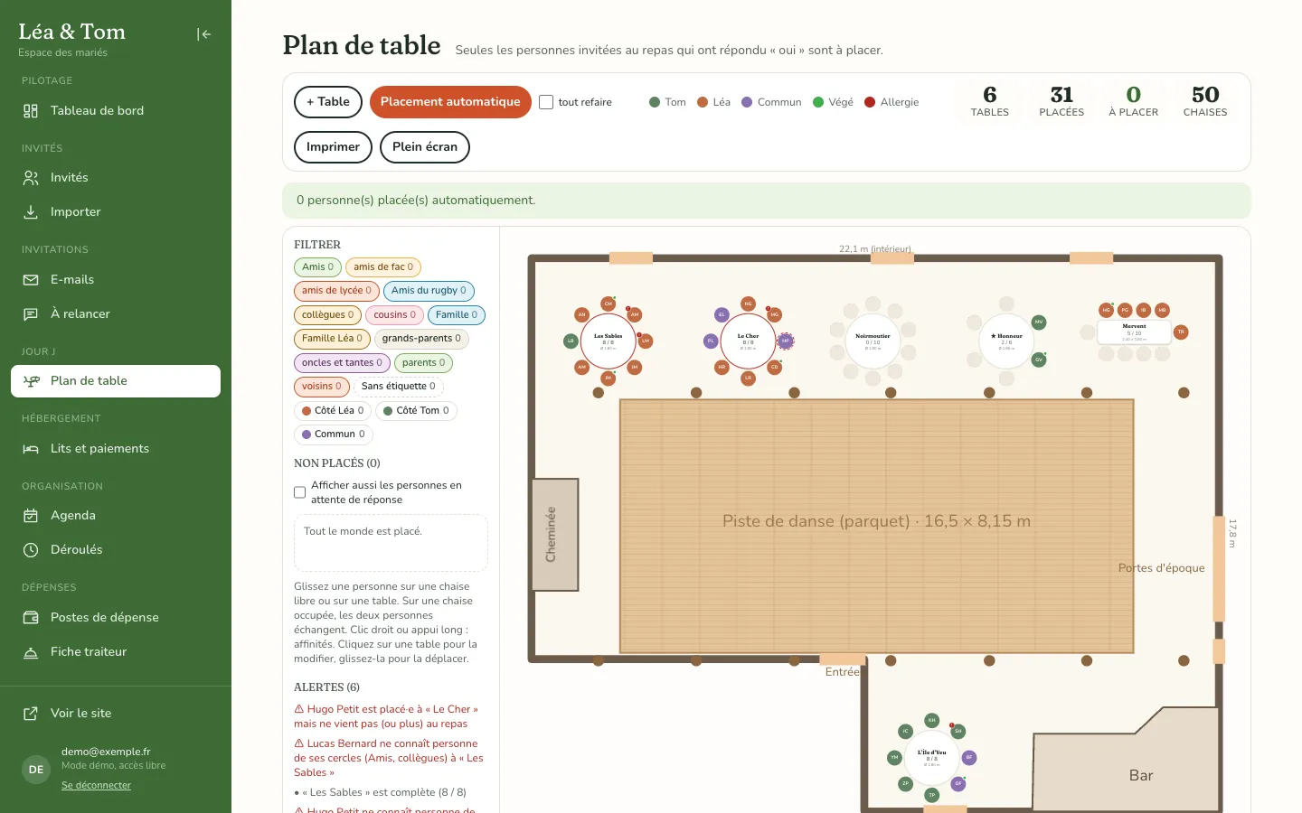 Plan de table à l’échelle : salle de 22 m avec piste de danse en parquet, cheminée, bar et entrée ; six tables rondes avec les invités placés en pastilles de couleur ; compteurs 6 tables, 31 placées, 0 à placer.